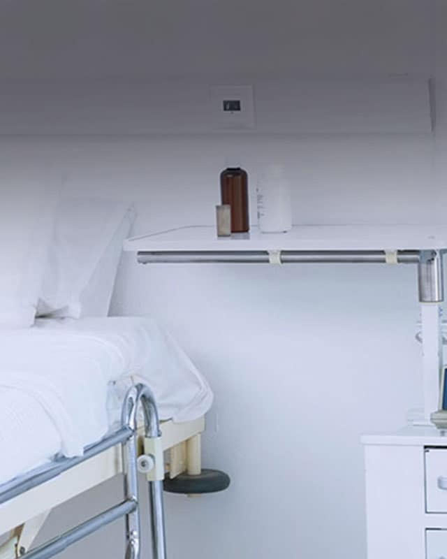 Honeywell PEHA USB Steckdose installiert im Krankenhaus-Patientenzimmer