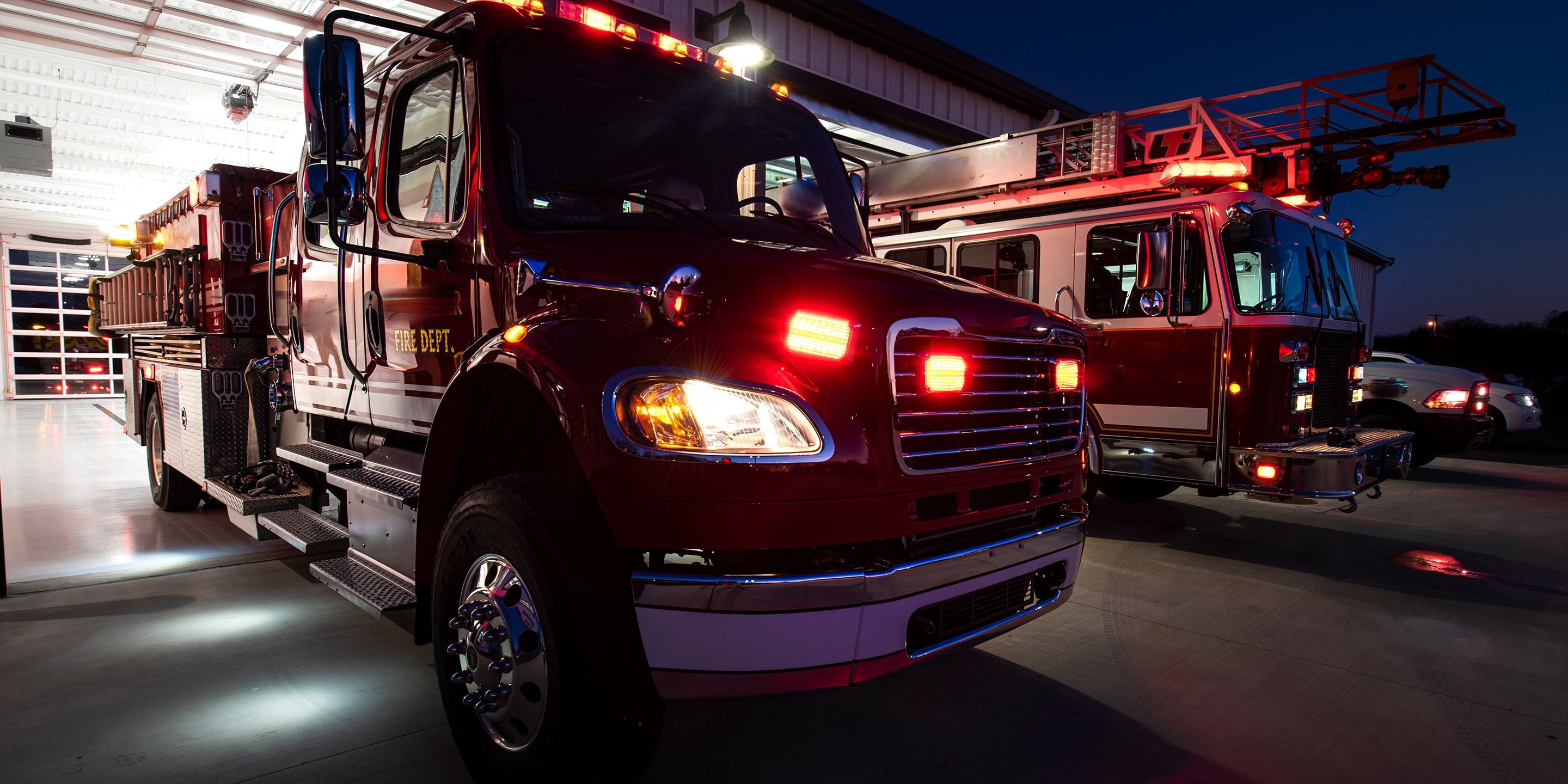 fire-trucks-at-night-with-lights-2880x1440